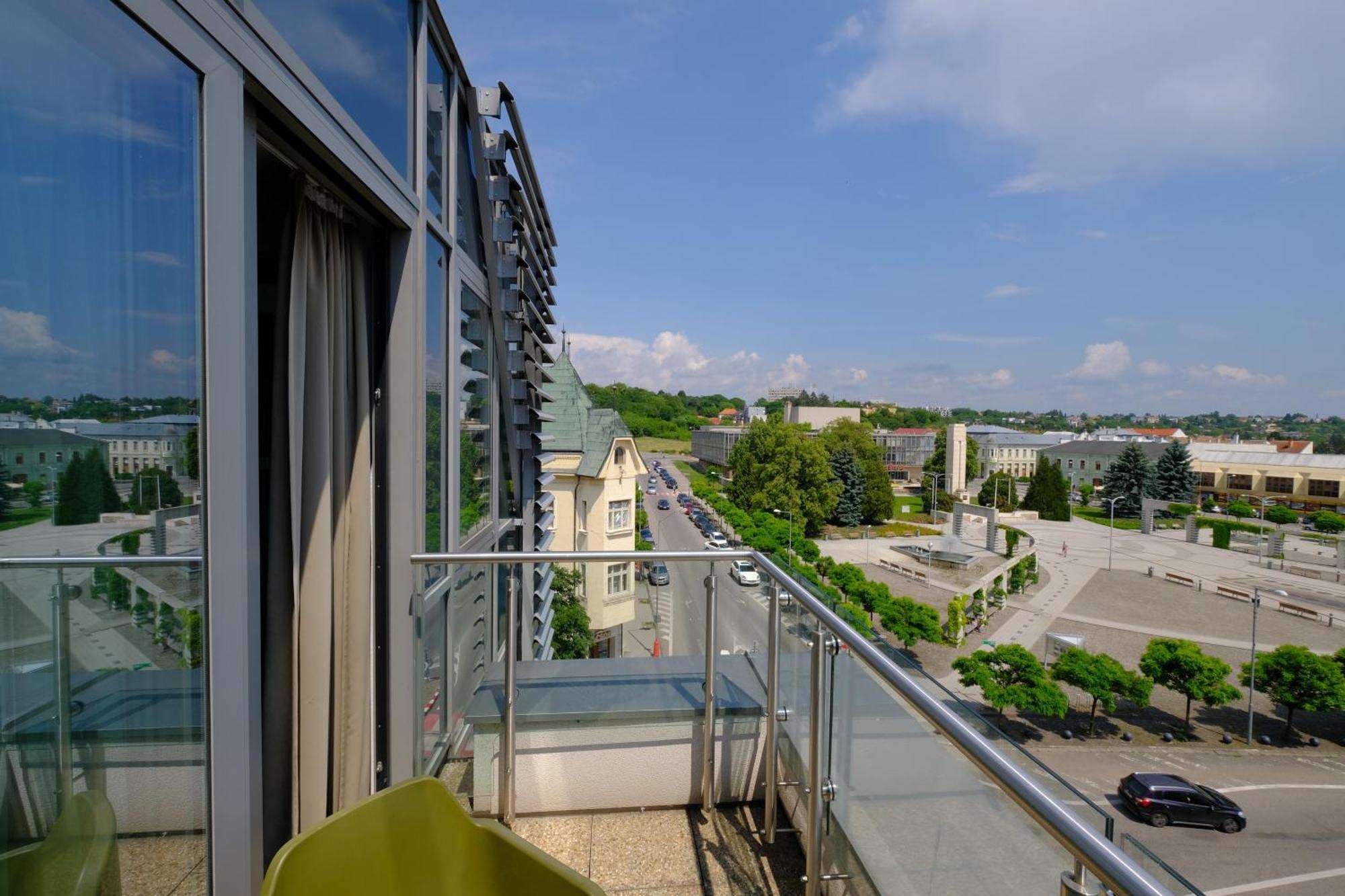 Business Hotel Astrum Laus Левице Екстериор снимка