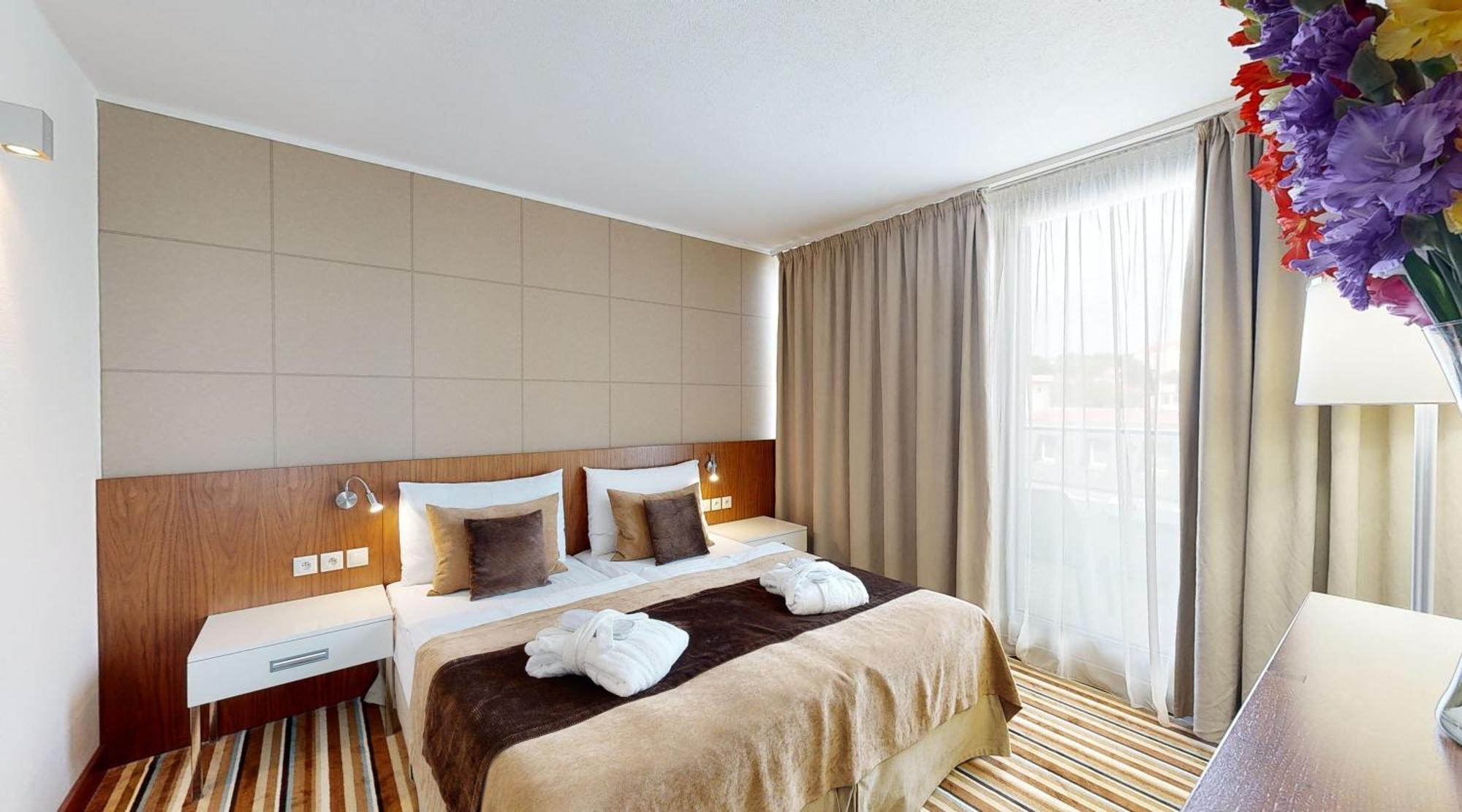 Business Hotel Astrum Laus Левице Екстериор снимка