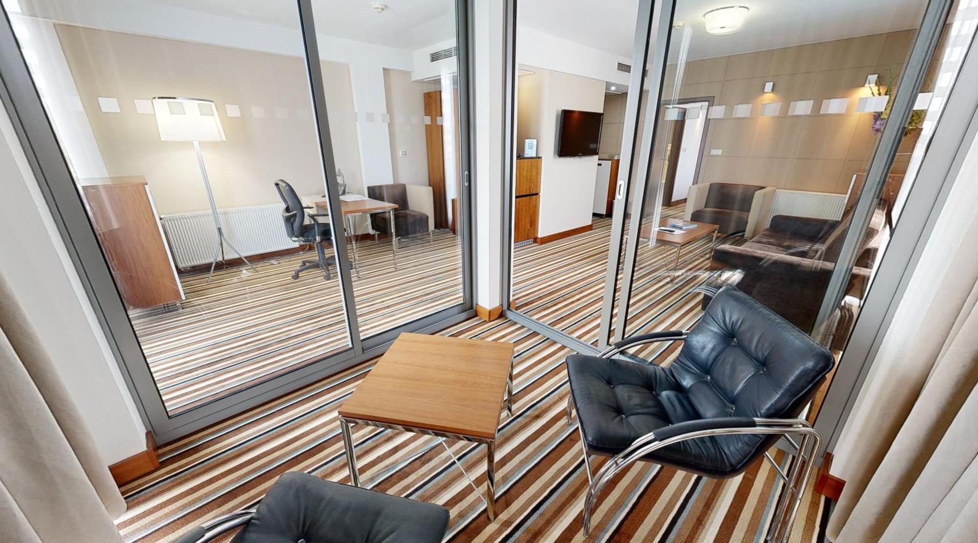 Business Hotel Astrum Laus Левице Екстериор снимка