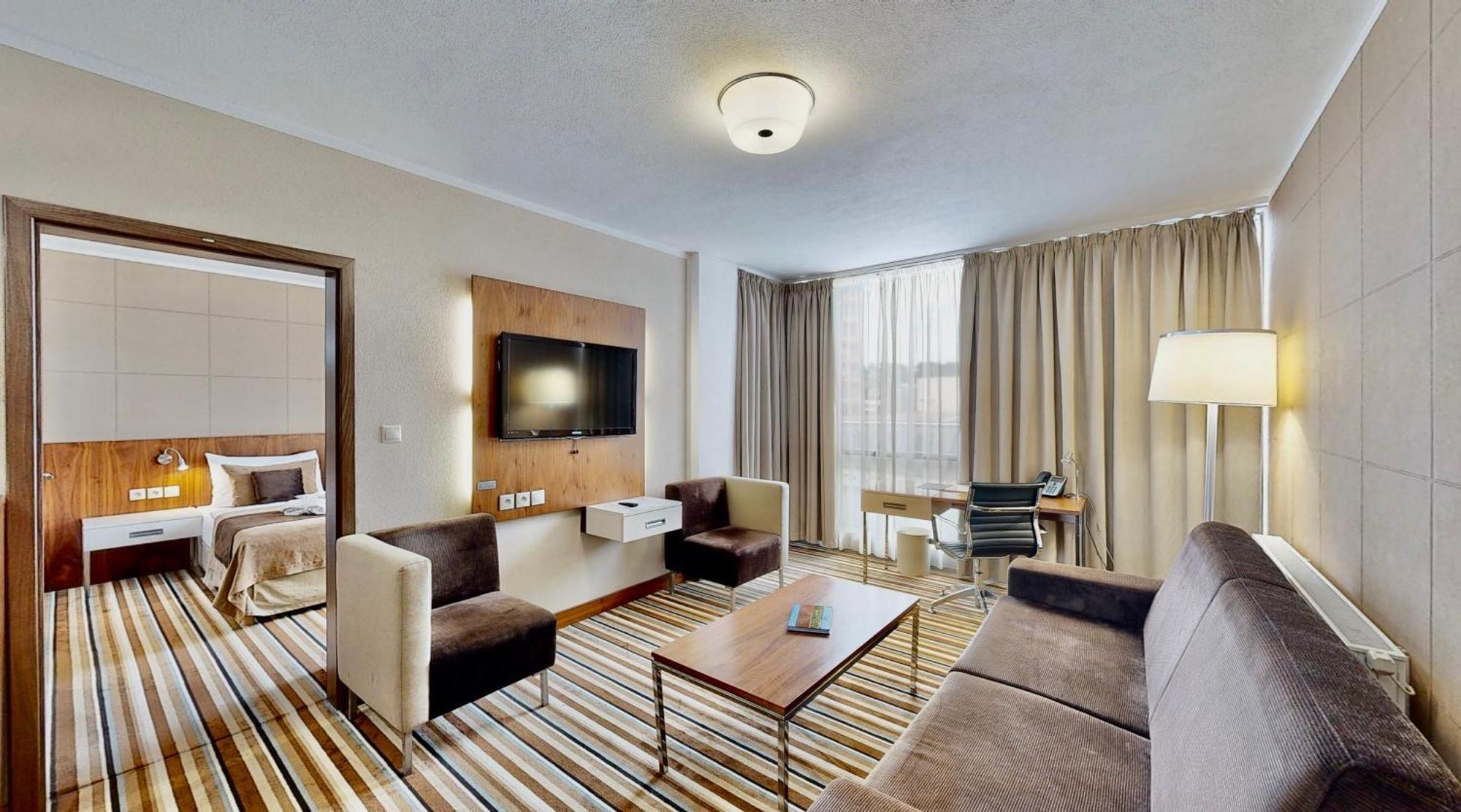 Business Hotel Astrum Laus Левице Екстериор снимка