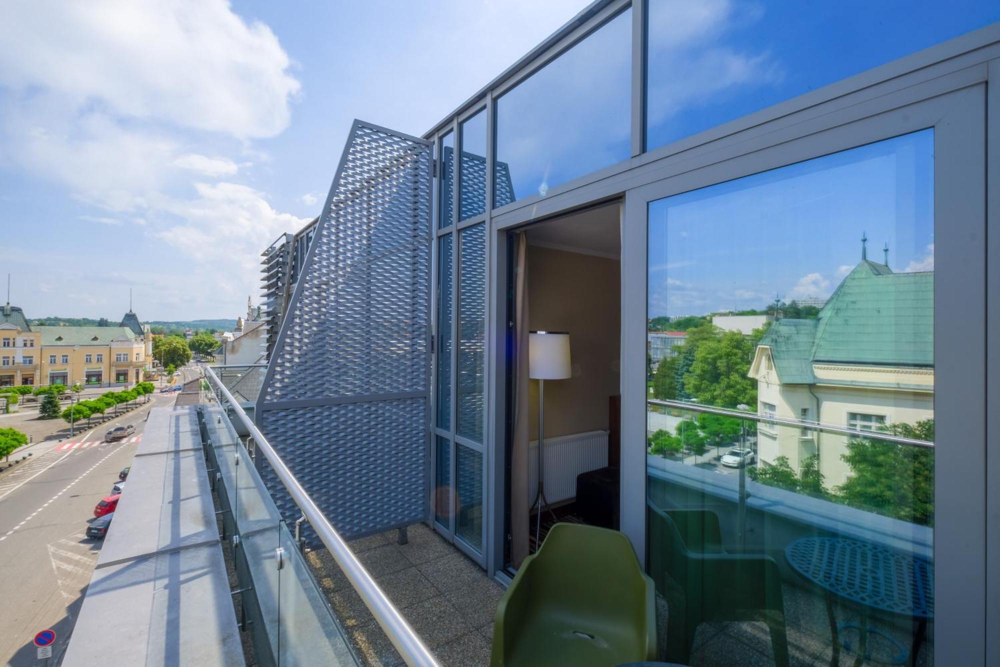 Business Hotel Astrum Laus Левице Екстериор снимка