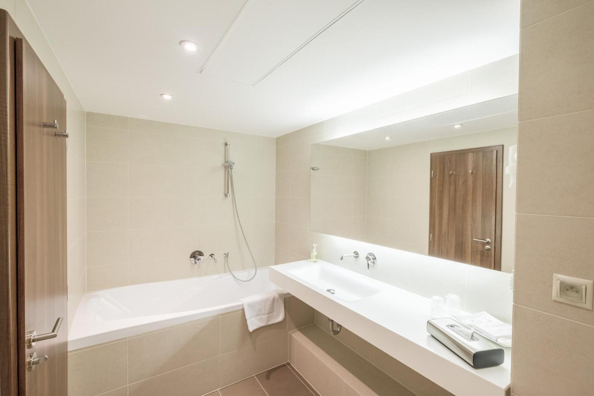 Business Hotel Astrum Laus Левице Екстериор снимка