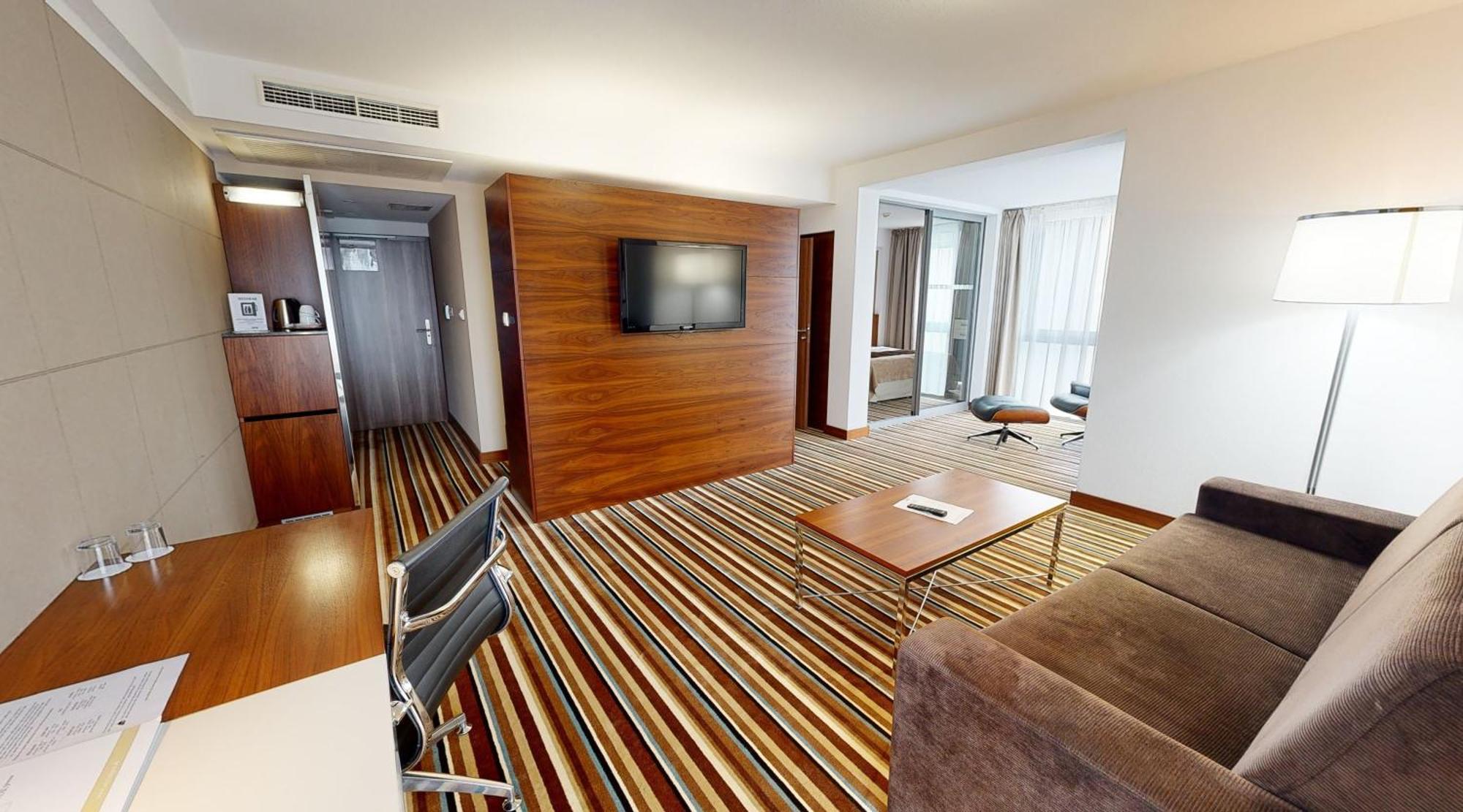 Business Hotel Astrum Laus Левице Екстериор снимка
