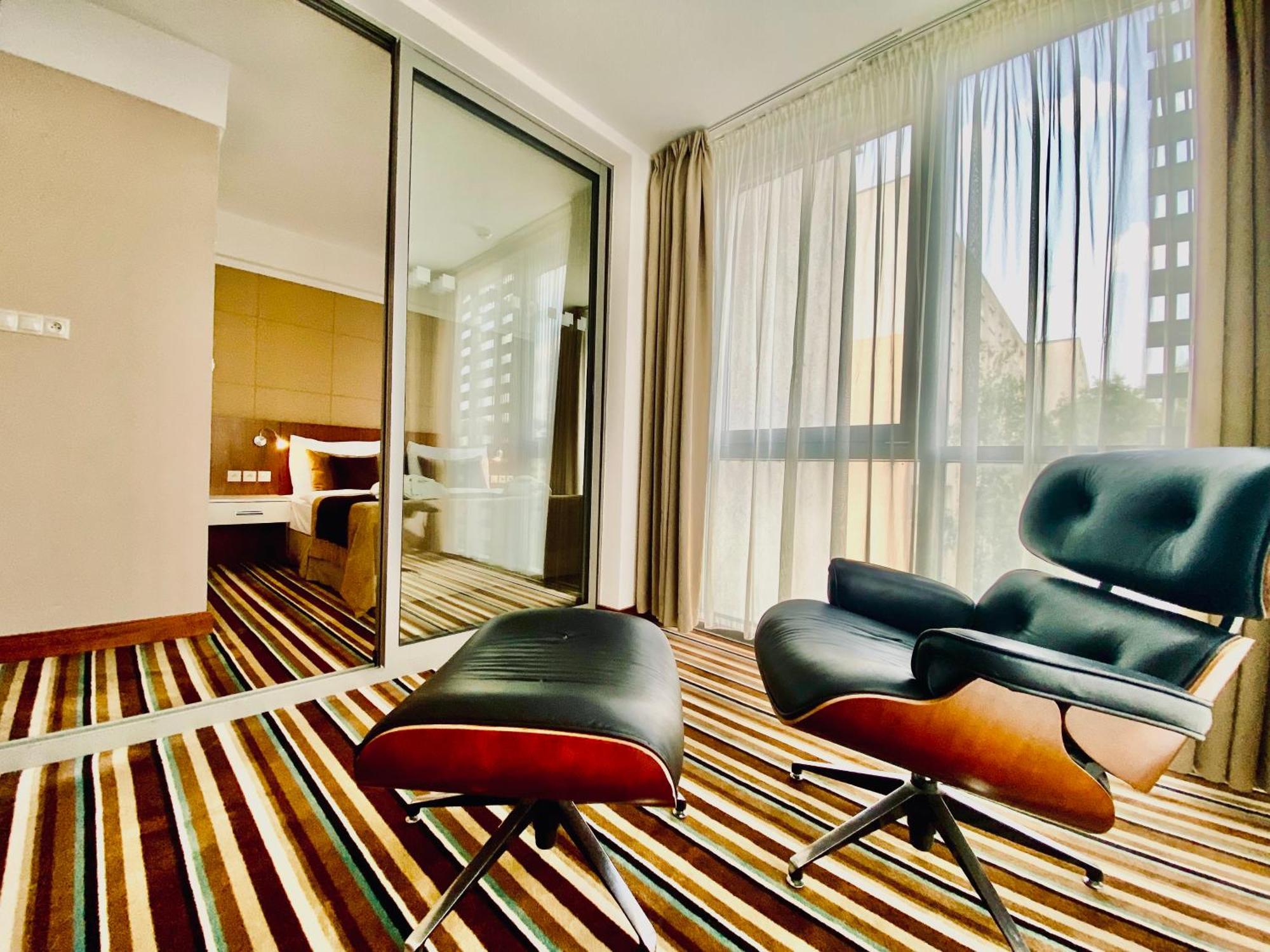 Business Hotel Astrum Laus Левице Екстериор снимка
