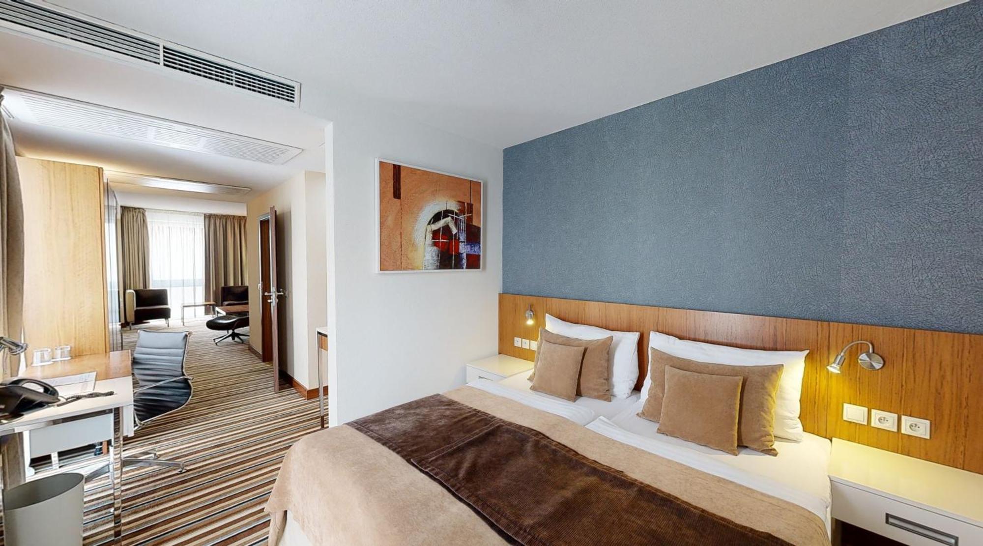 Business Hotel Astrum Laus Левице Екстериор снимка