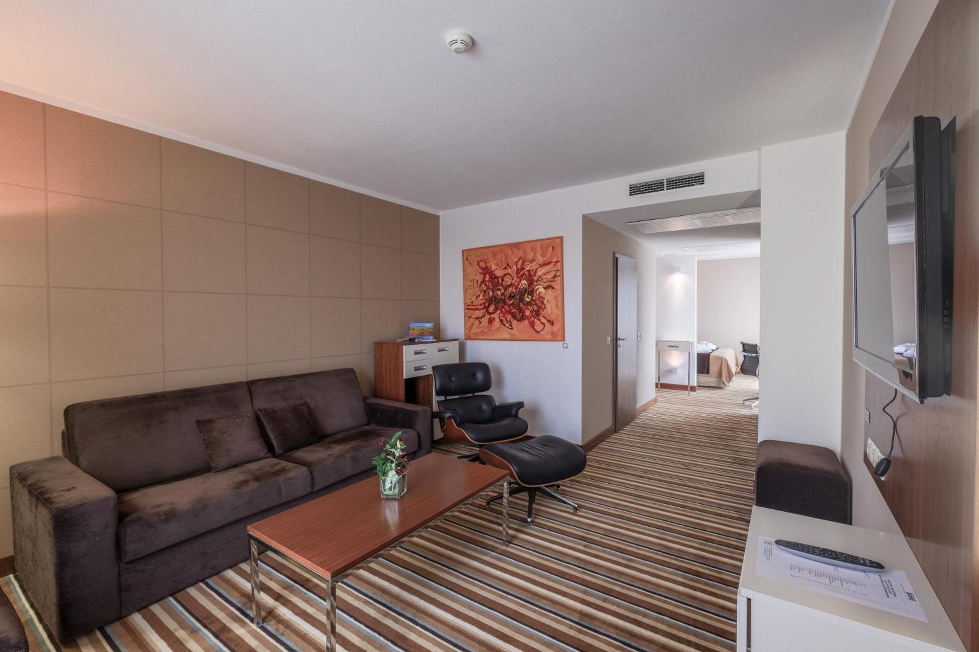 Business Hotel Astrum Laus Левице Екстериор снимка