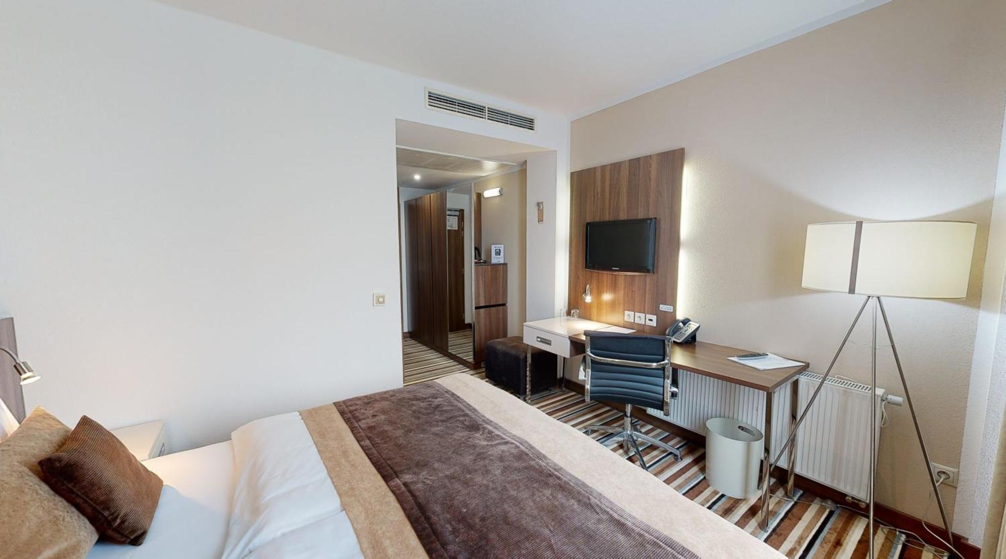 Business Hotel Astrum Laus Левице Екстериор снимка