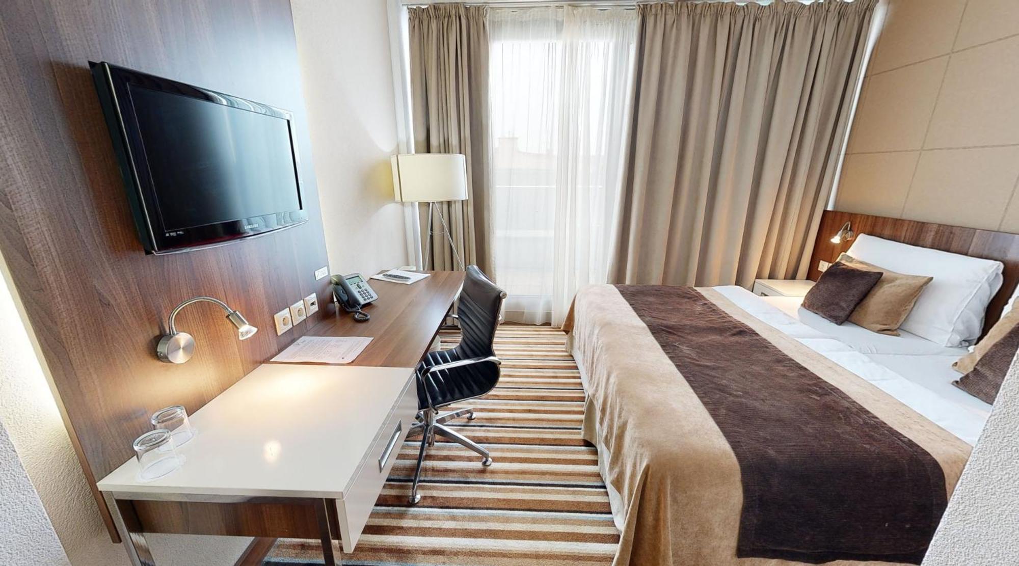Business Hotel Astrum Laus Левице Екстериор снимка