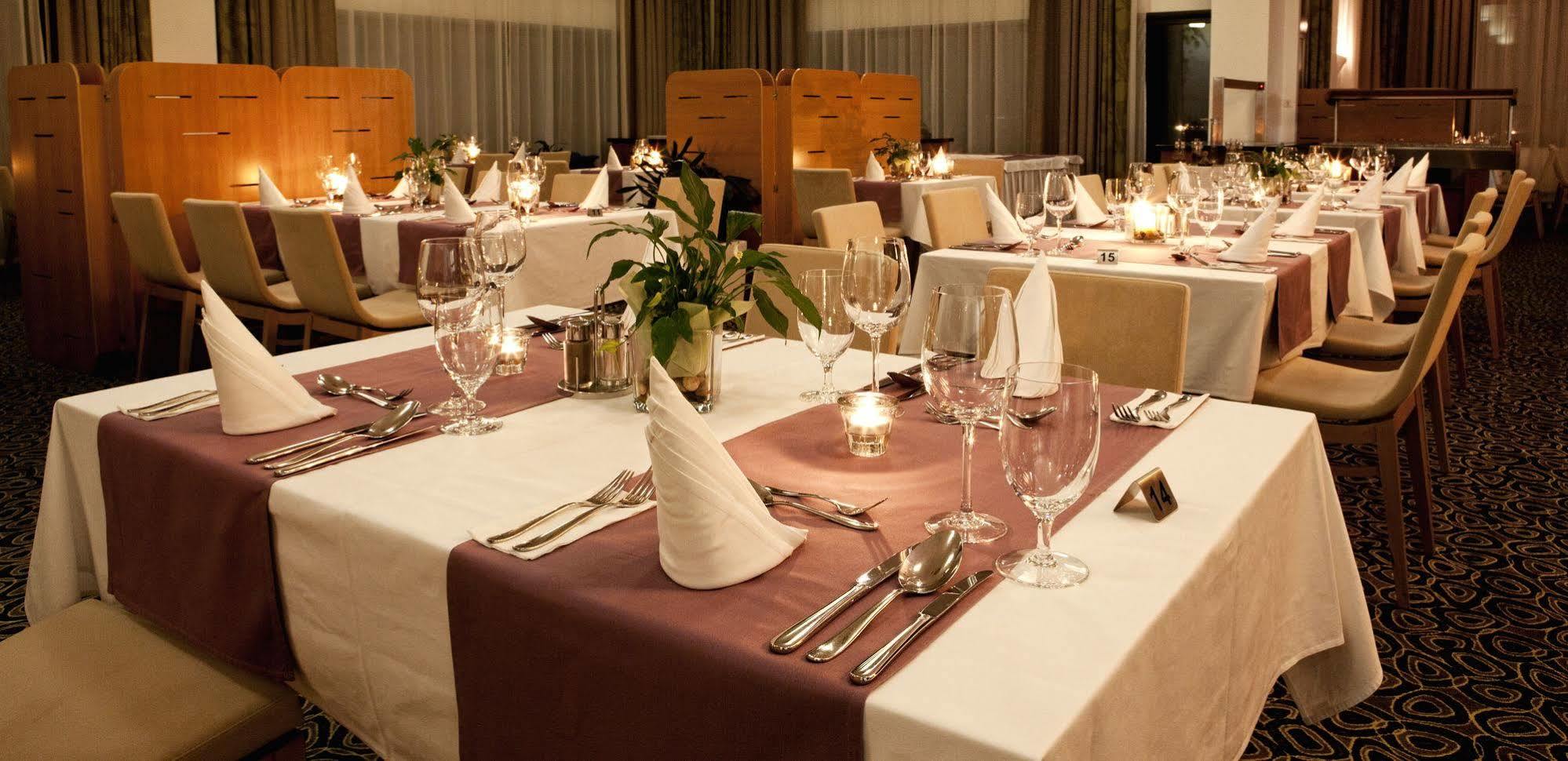 Business Hotel Astrum Laus Левице Екстериор снимка