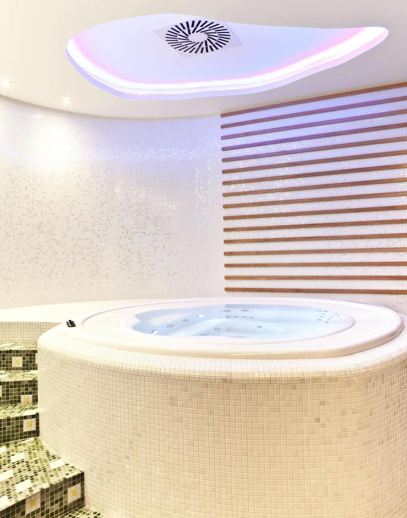 Business Hotel Astrum Laus Левице Екстериор снимка