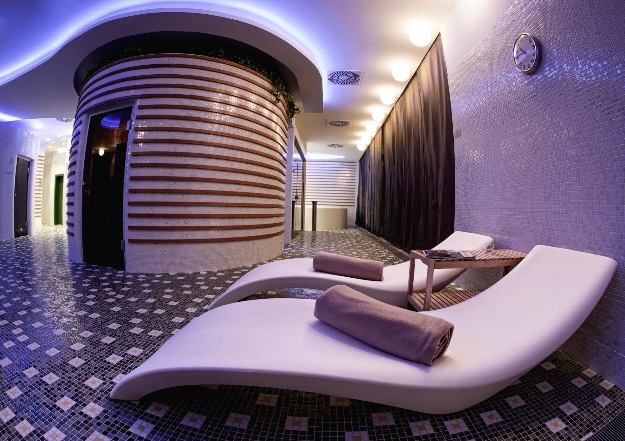 Business Hotel Astrum Laus Левице Екстериор снимка