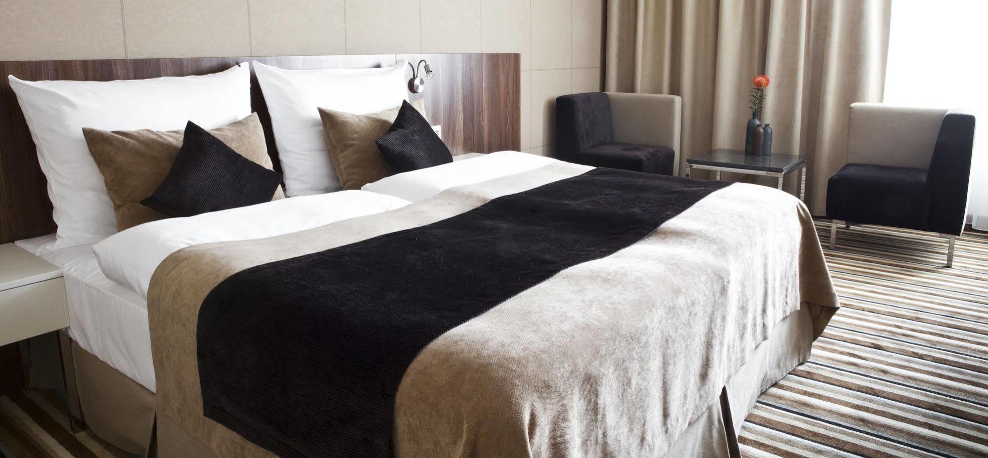 Business Hotel Astrum Laus Левице Екстериор снимка