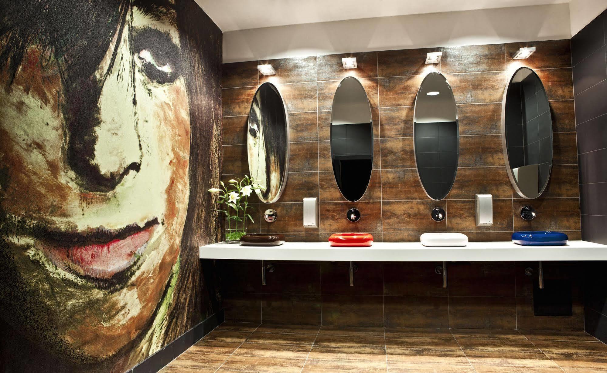 Business Hotel Astrum Laus Левице Екстериор снимка