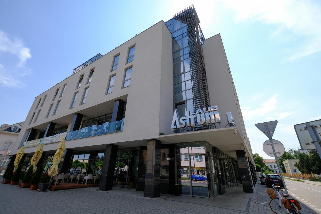 Business Hotel Astrum Laus Левице Екстериор снимка