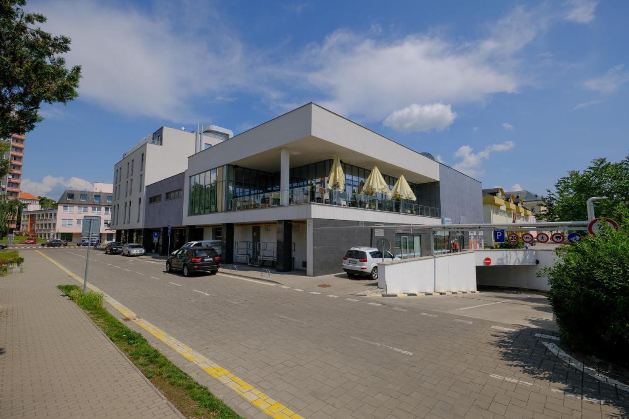 Business Hotel Astrum Laus Левице Екстериор снимка