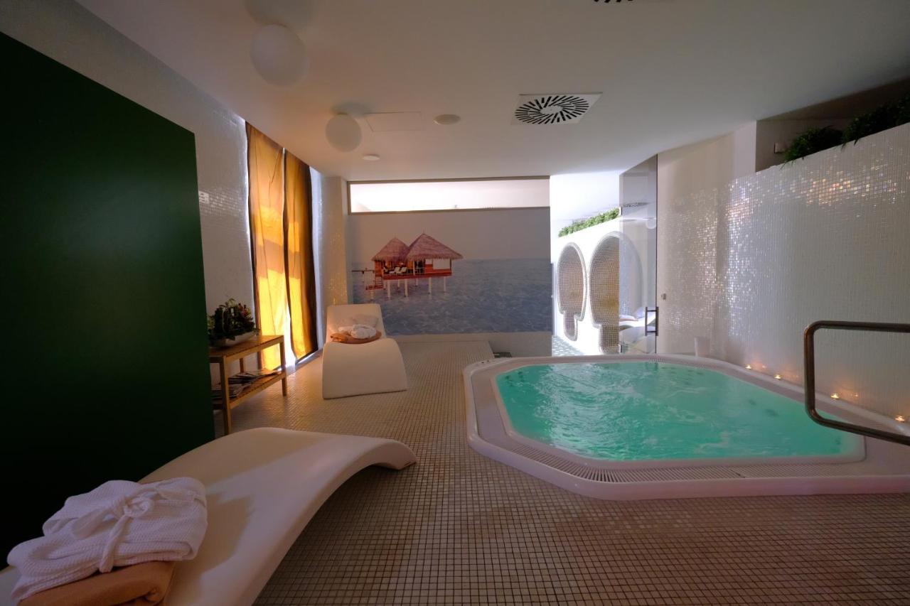 Business Hotel Astrum Laus Левице Екстериор снимка