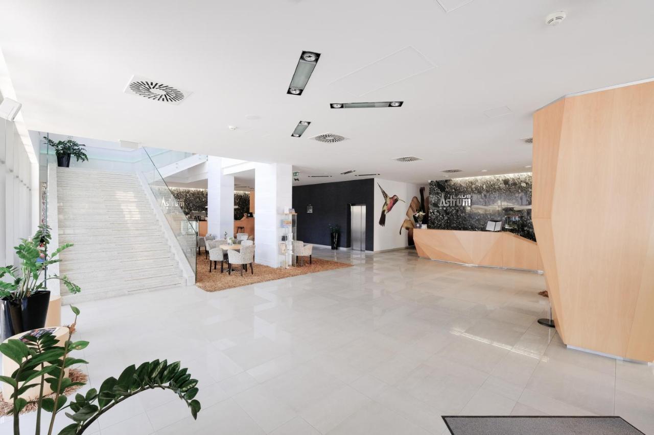Business Hotel Astrum Laus Левице Екстериор снимка
