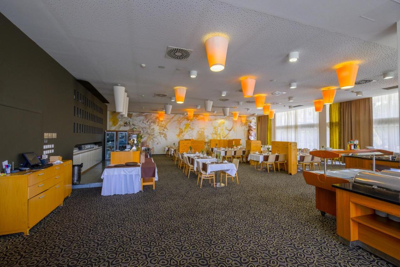Business Hotel Astrum Laus Левице Екстериор снимка
