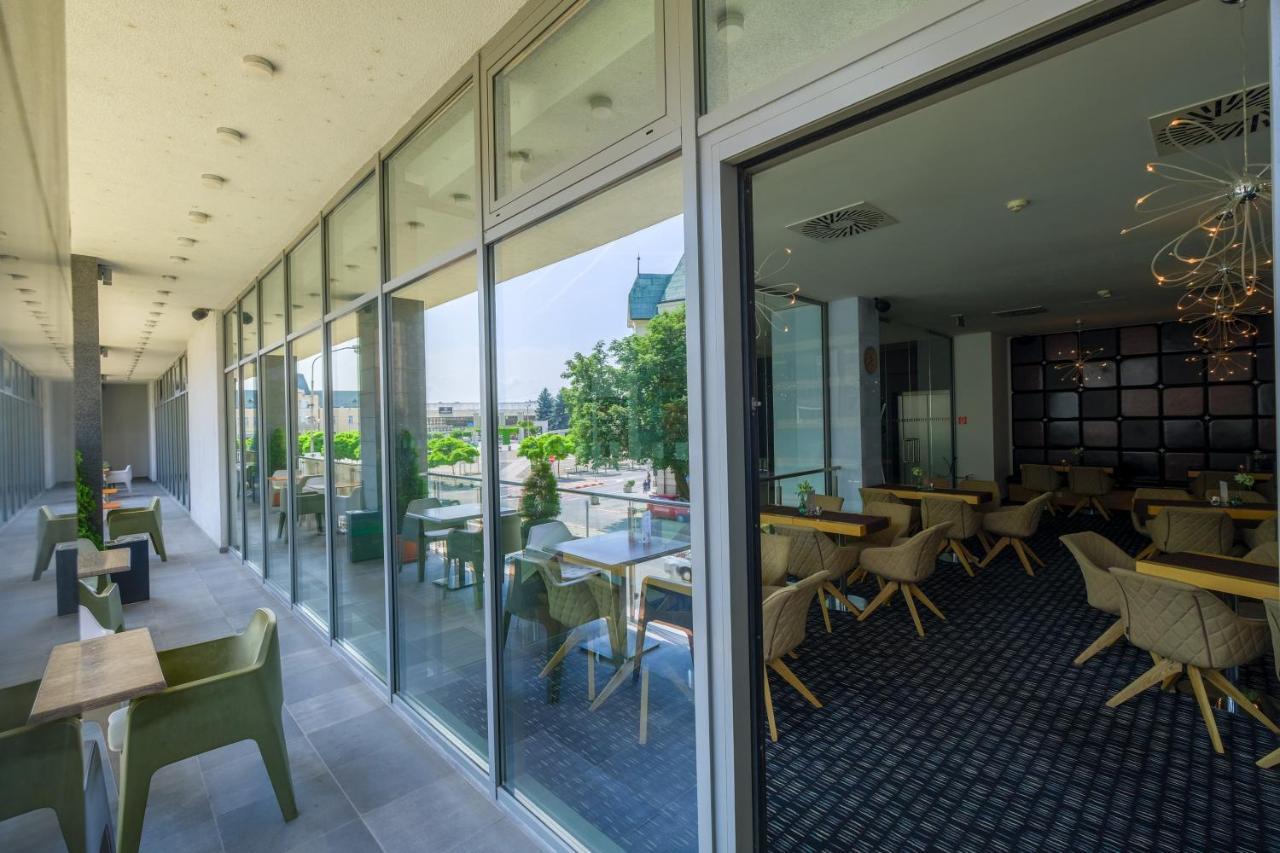 Business Hotel Astrum Laus Левице Екстериор снимка