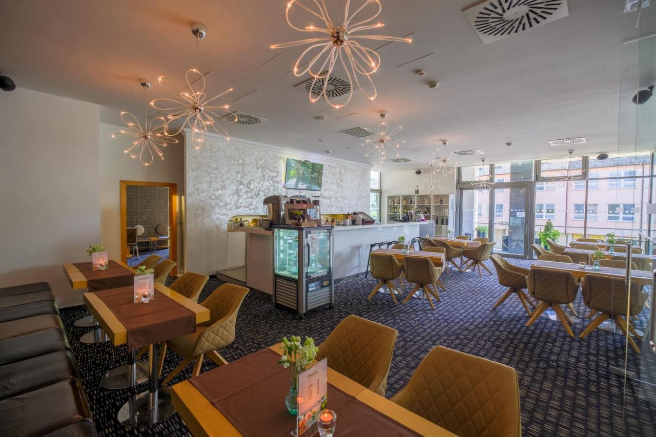 Business Hotel Astrum Laus Левице Екстериор снимка