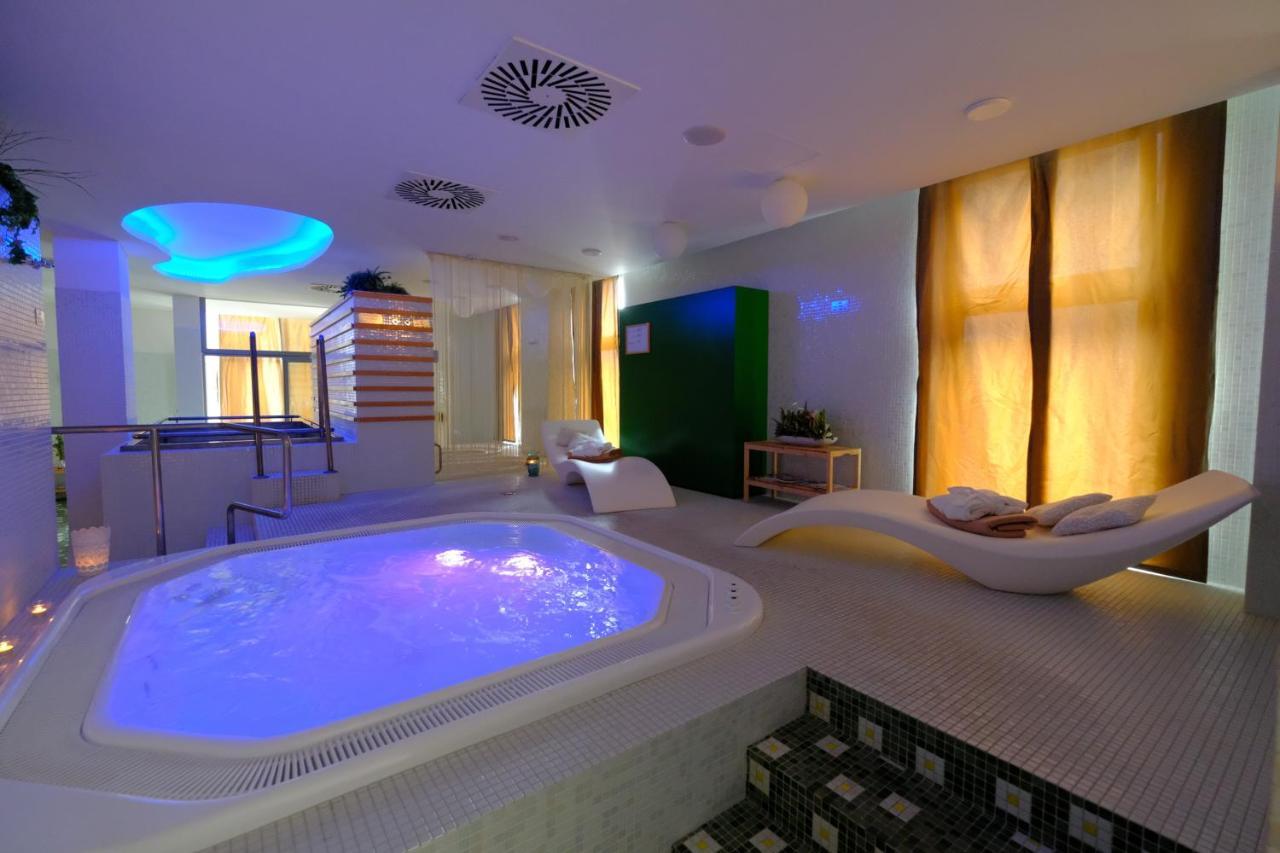 Business Hotel Astrum Laus Левице Екстериор снимка