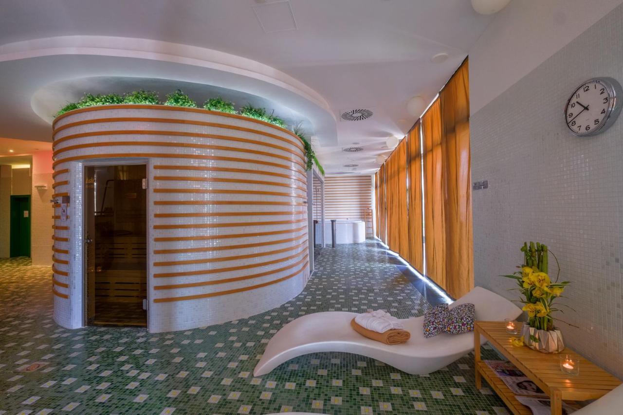 Business Hotel Astrum Laus Левице Екстериор снимка