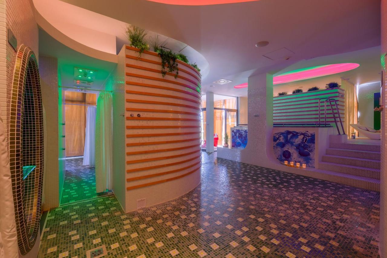Business Hotel Astrum Laus Левице Екстериор снимка