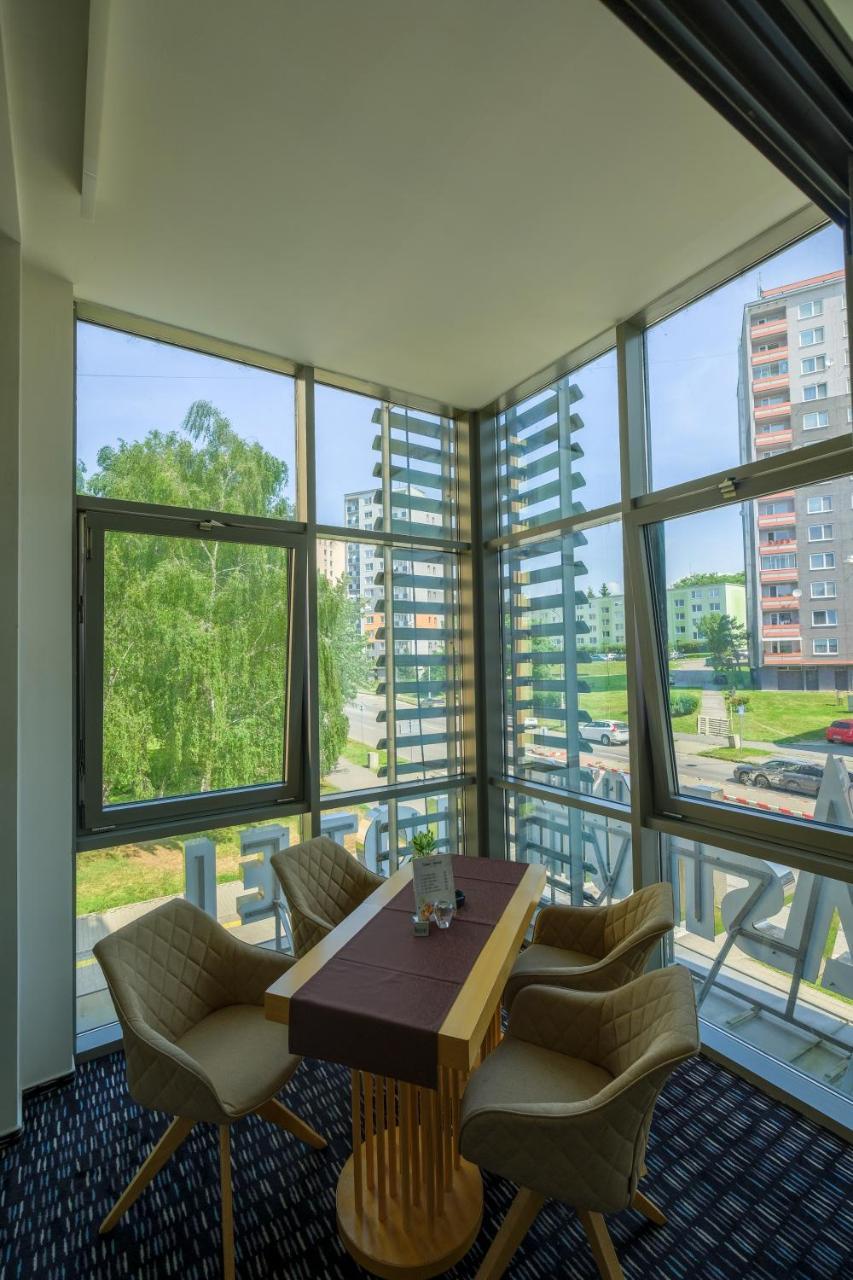 Business Hotel Astrum Laus Левице Екстериор снимка