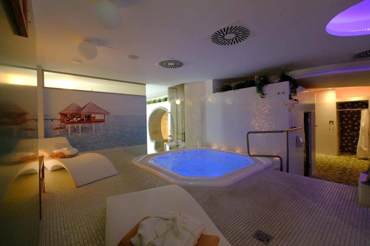 Business Hotel Astrum Laus Левице Екстериор снимка